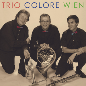CD Cover Trio Colore Wien, mit den Fotos von drei männlich gelesenen Personen, die eine Trompete, ein Wiener Horn und eine Posaune halten