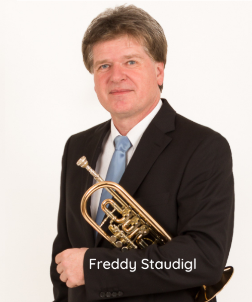 Portrait von Freddy Staudigl mit Trompete in der Hand, männlich gelesene Person mit kurzem grauem Haar